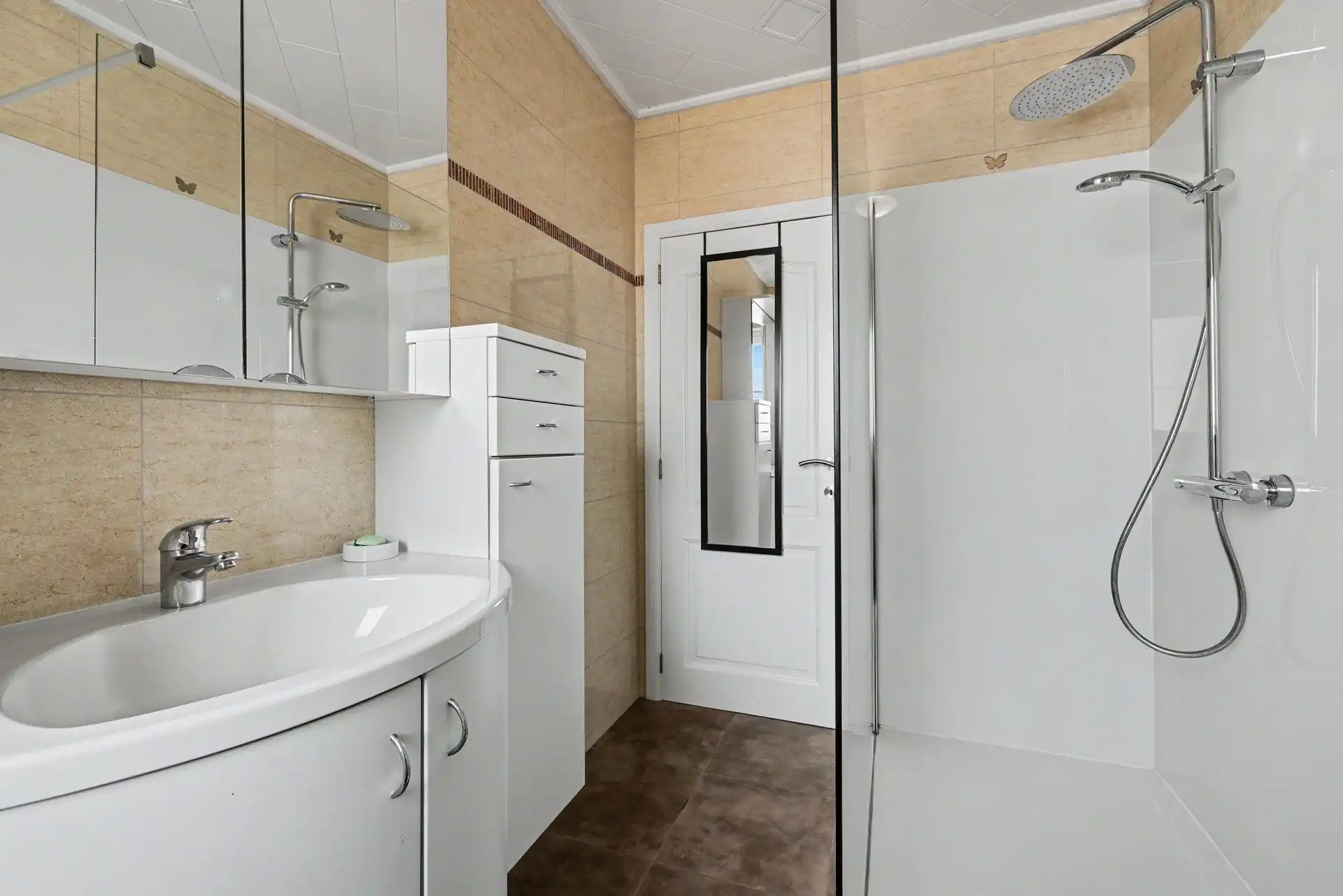 Goed gelegen halfopen bebouwing met ruime oprit, 3 slaapkamers en tuin foto 16