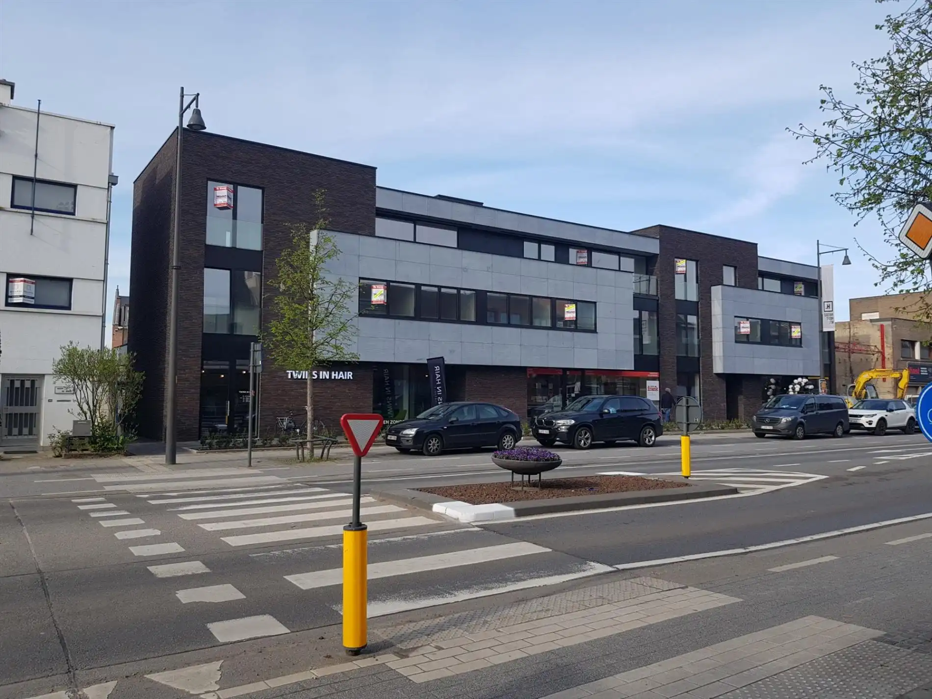 2 ondergrondse autostaanplaatsen , vlotte bereikbaarheid centrum. foto {{pictureIndex}}