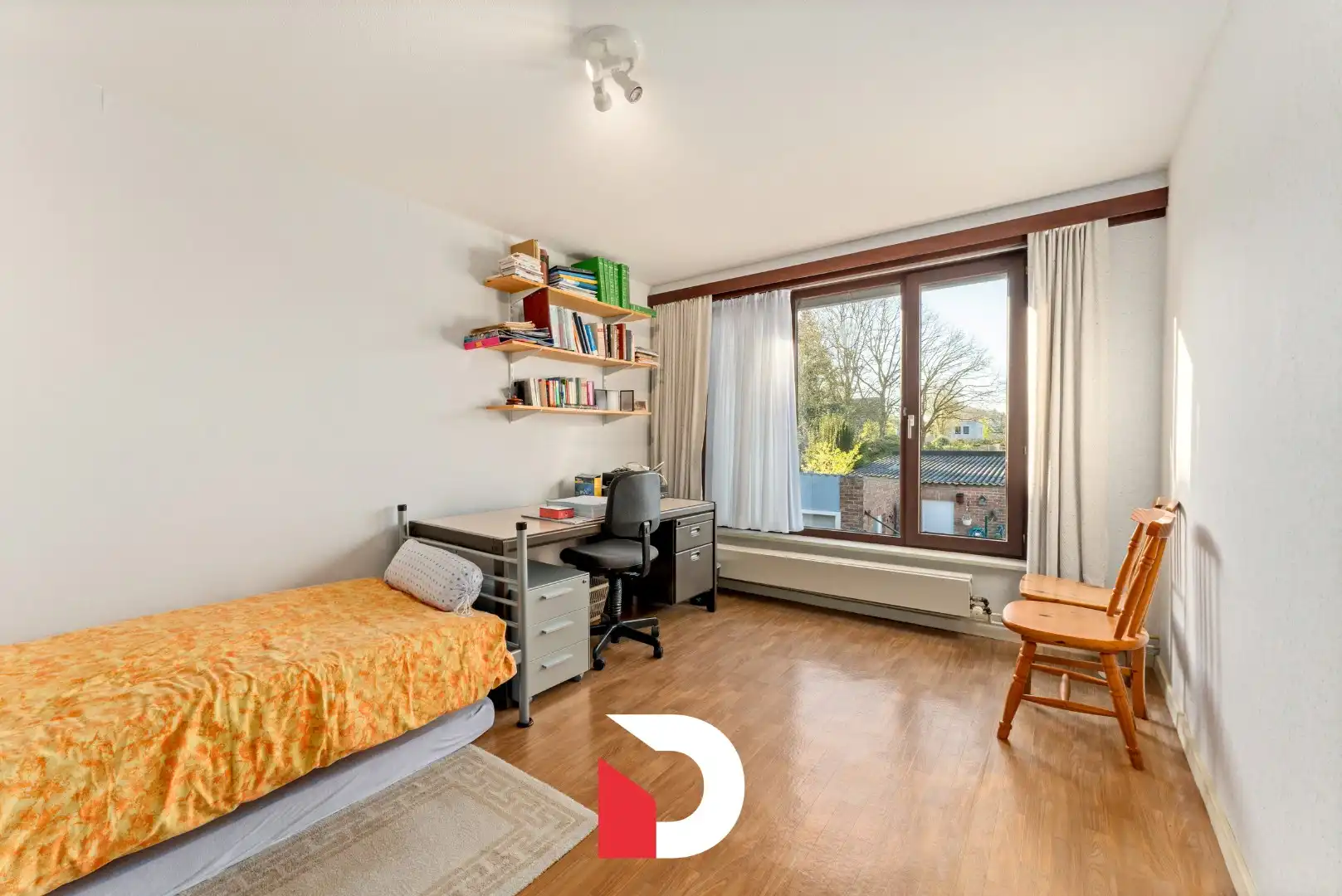 Veelzijdige halfopen woning + atelier op een ruim perceel in een residentiële buurt.  foto 12