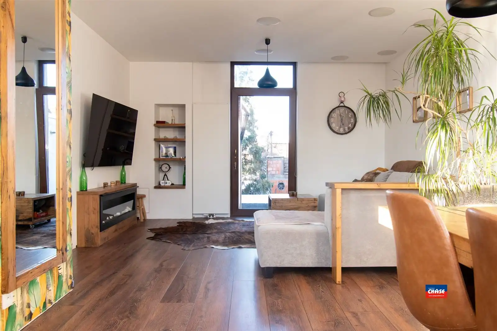 Bel-étage met 4 slaapkamers, 2 badkamers, kantoorruimte, garage en tuin. foto 8