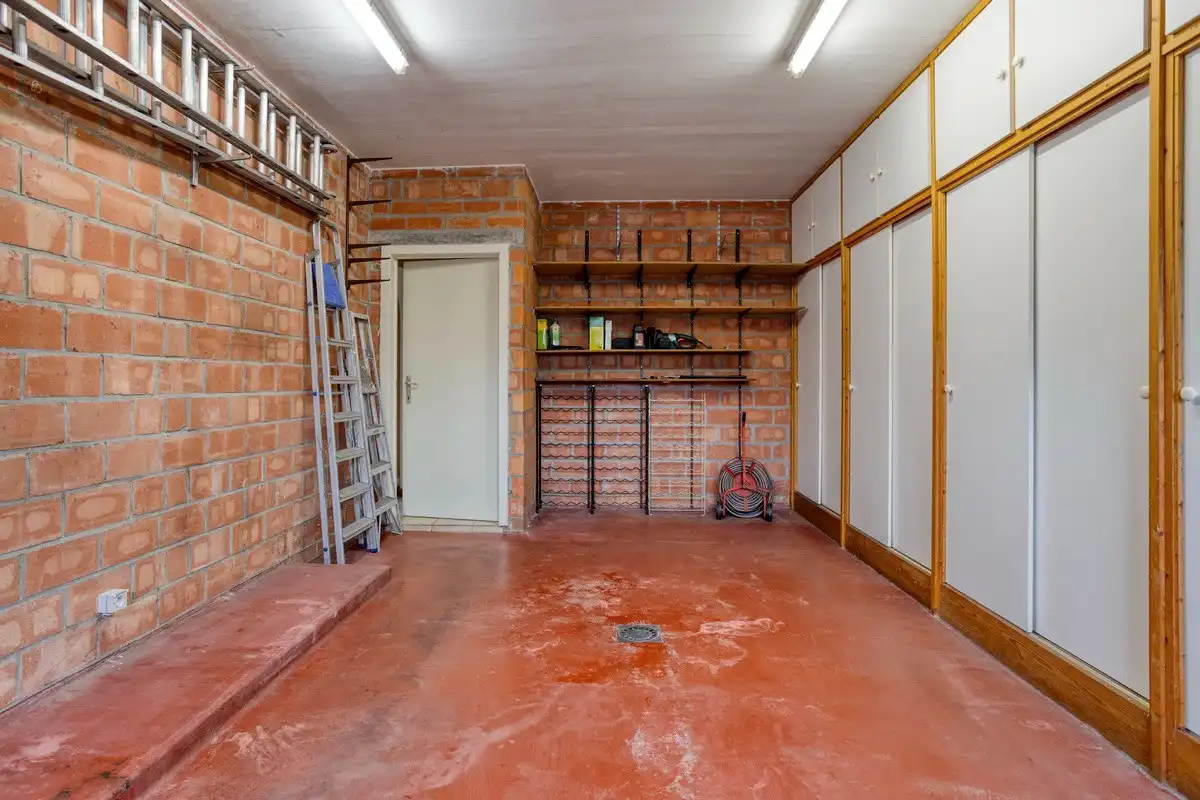 Ruime halfopen woning met 4 slaapkamers, bureau en garage op een residentiële ligging in Drongen foto 12