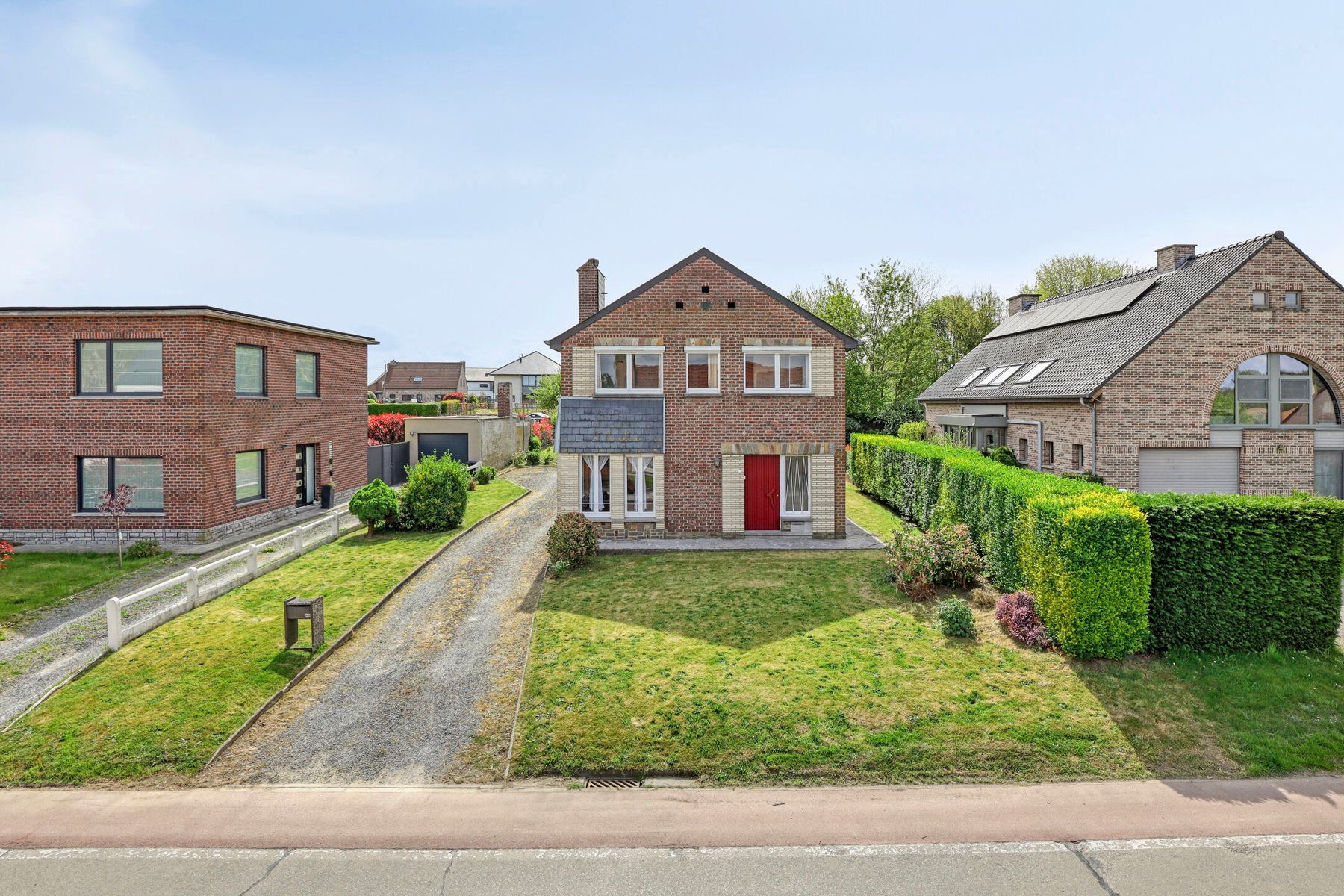 Goed gelegen villa met 3 slaapkamers, garage en tuin foto 4