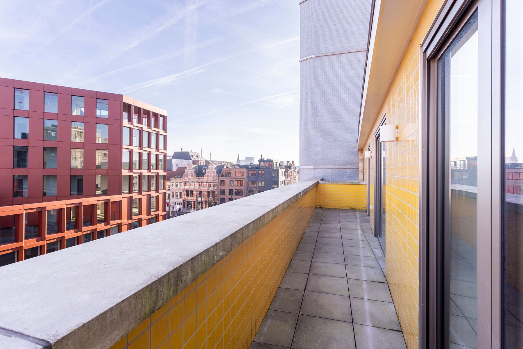 Stijlvol gemeubeld appartement met terras in de Cadixwijk foto 7