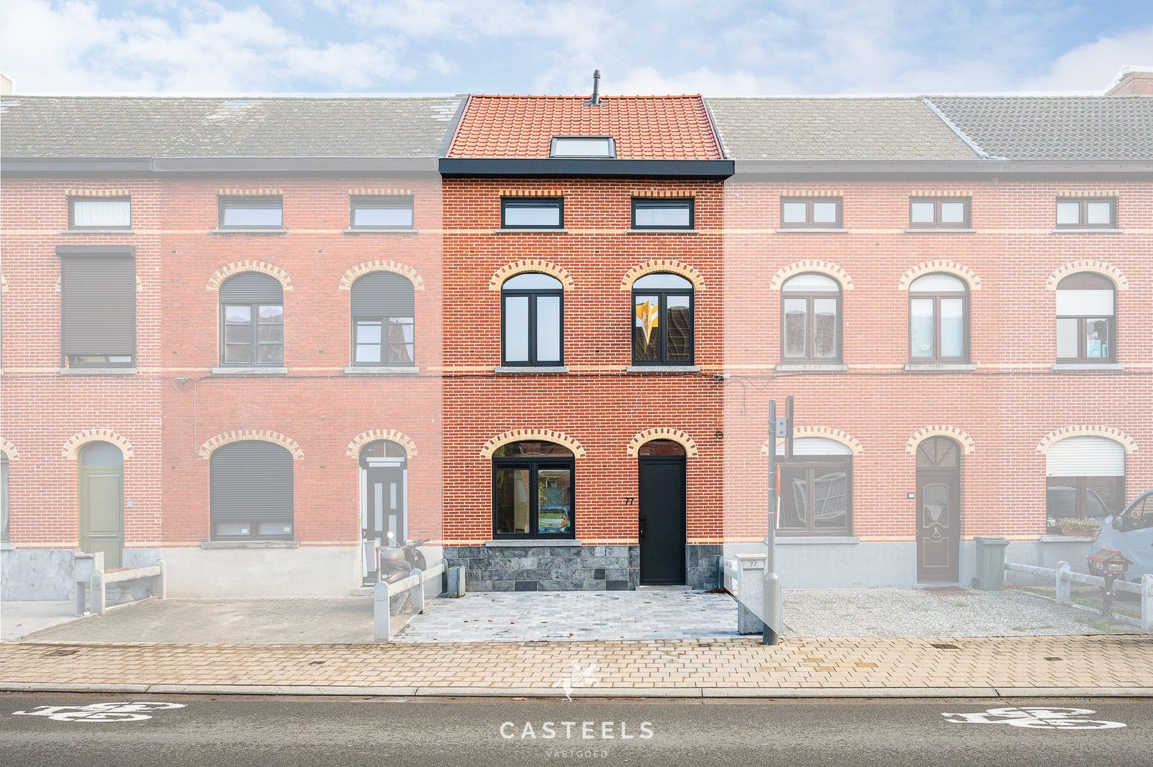 Prachtige gerenoveerde gezinswoning te Merelbeke-Melle foto {{pictureIndex}}