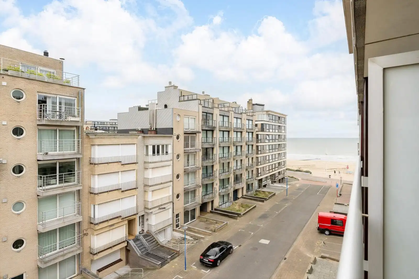 Stijlvol gerenoveerd appartement met zijdelings zeezicht te Koksijde! foto 2