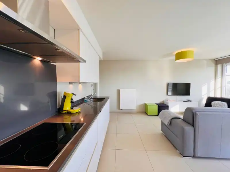 Luxueus appartement met breed terras en zijdelings zeezicht foto 5