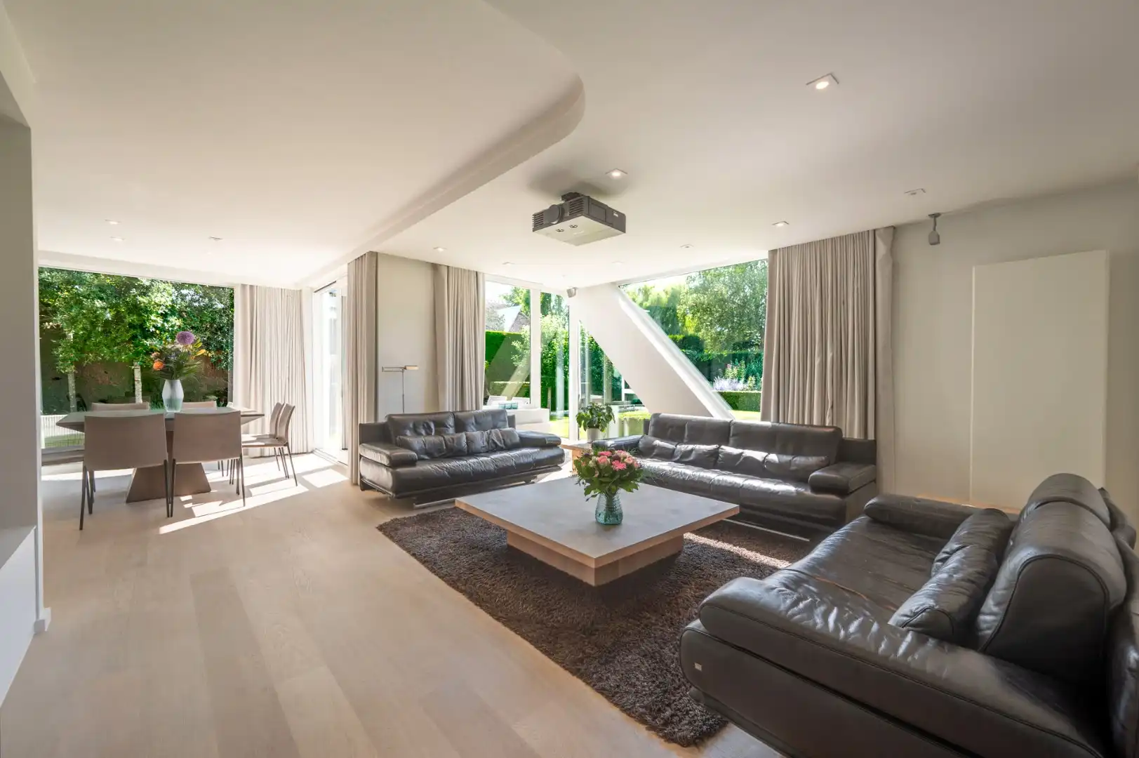 Gerenoveerde villa in residentiële omgeving foto 2