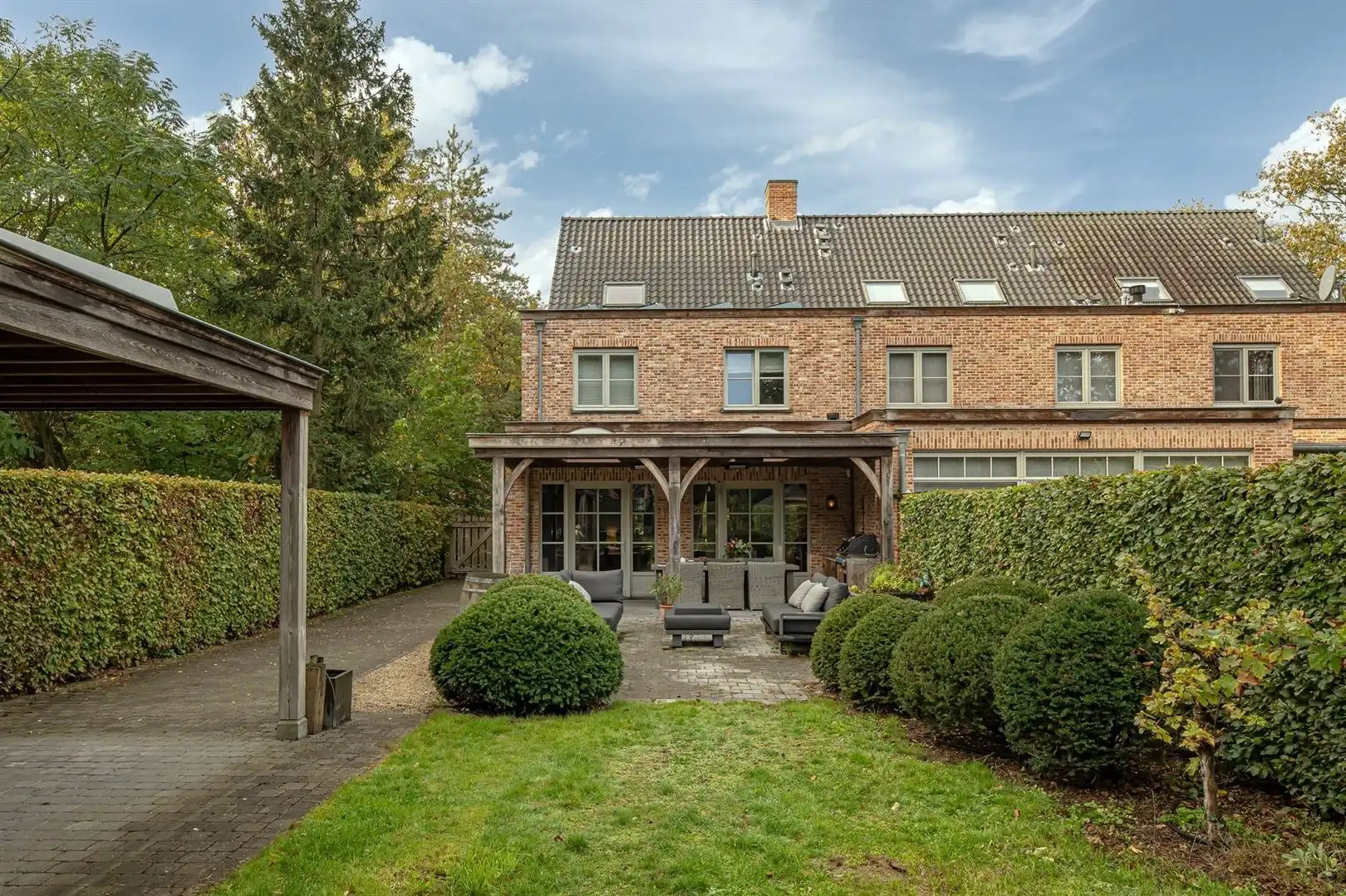 Sfeervolle gezinswoning met overdekt terras en groene tuin foto 31
