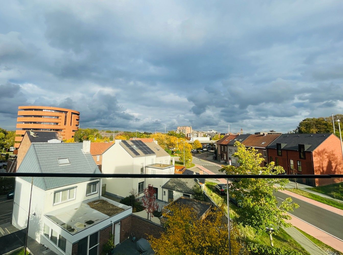 Modern 1 slpk. appartement op wandelafstand van het station en stadscentrum van Genk, met als extra troeven een apart ingericht bureau en groot terras met prachtig zicht. foto 14