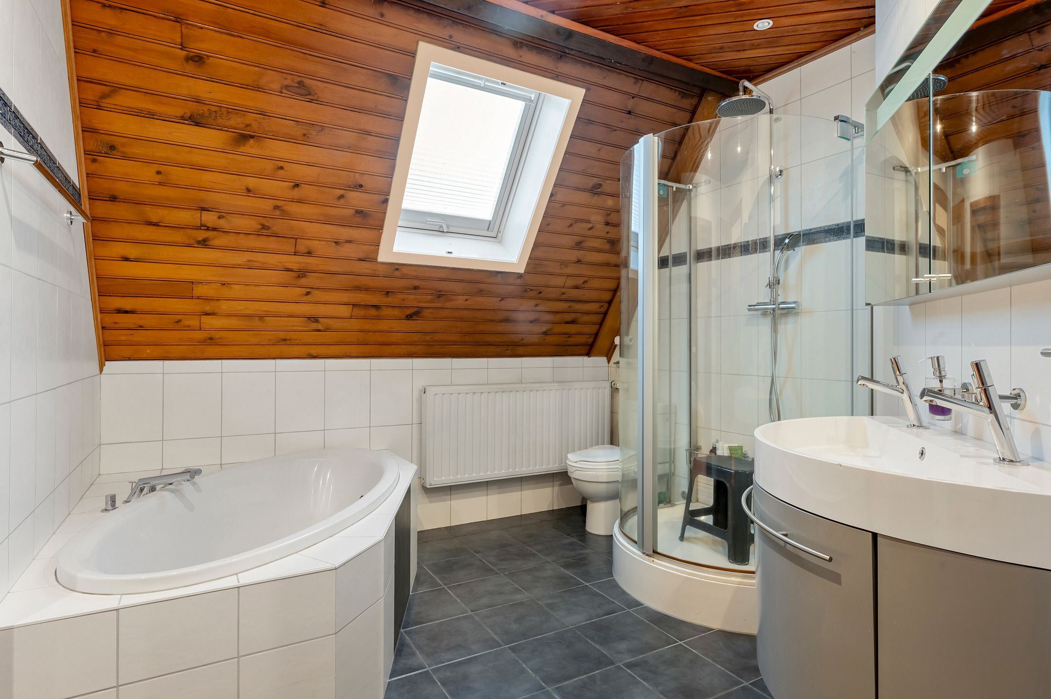 Karaktervolle hoeve met apart praktijkgedeelte, zwembad en prachtig uitzicht op weilanden op 2.642 m². foto 18