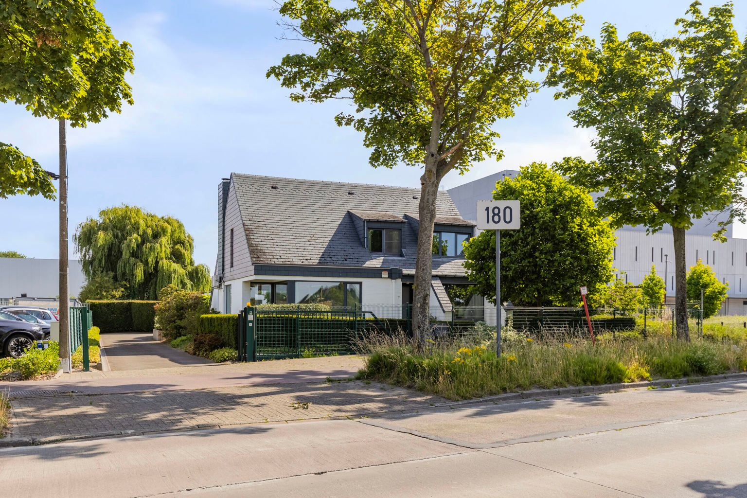 Ruime villa met magazijn en zwembad op centrale locatie foto {{pictureIndex}}