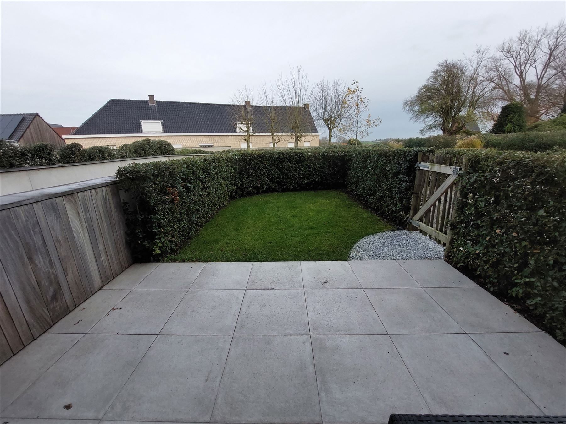 Recent appartement met twee slaapkamers en tuintje foto 5