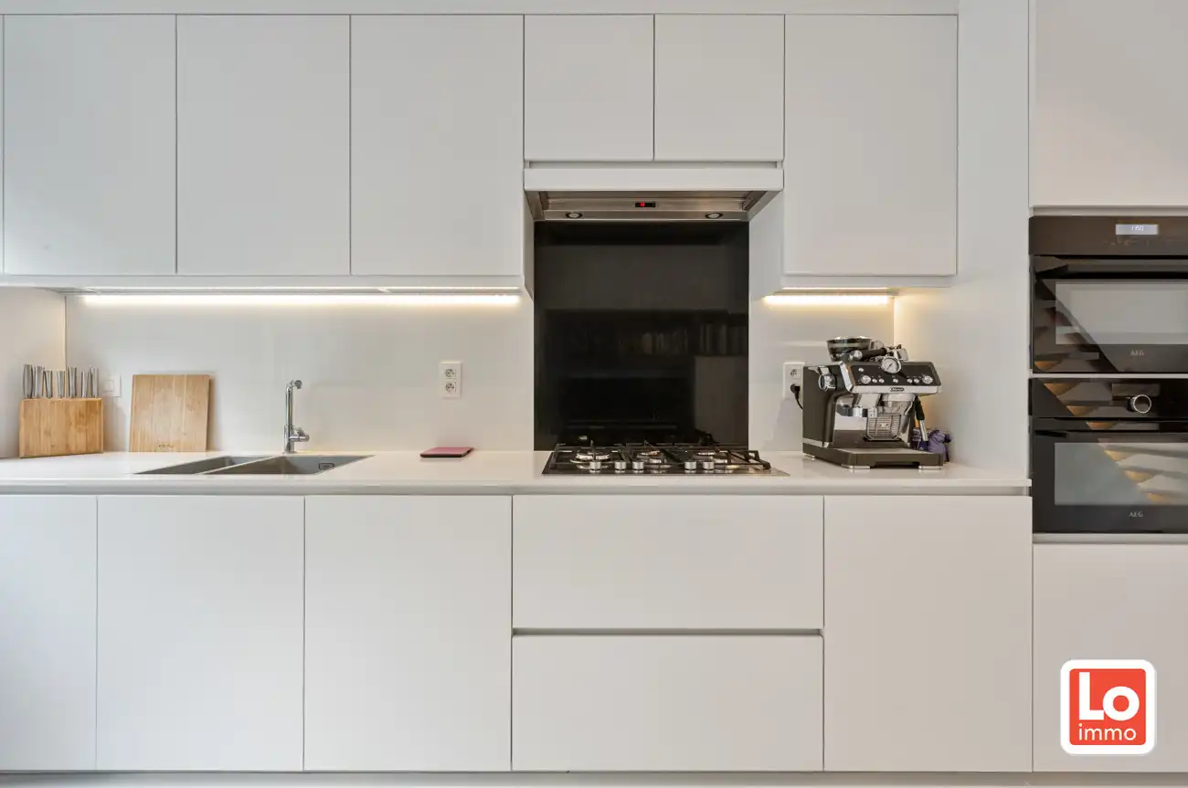 VERKOCHT! Instapklare, modern gerenoveerde lichtrijke stadswoning op een rustige locatie nabij het centrum van Gent! foto 7