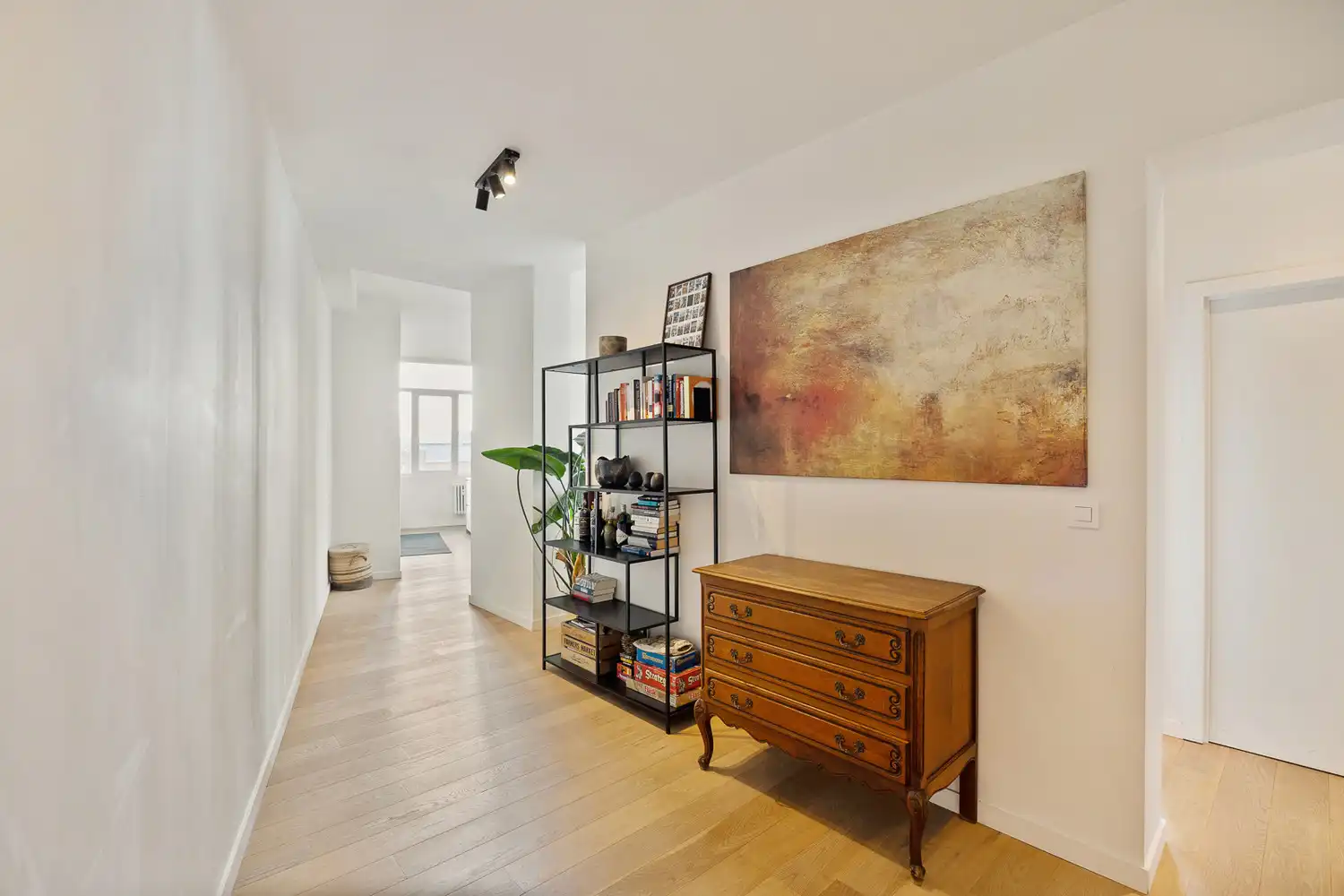 Vernieuwd ruim 2-slpk appartement met panoramisch zicht foto 5