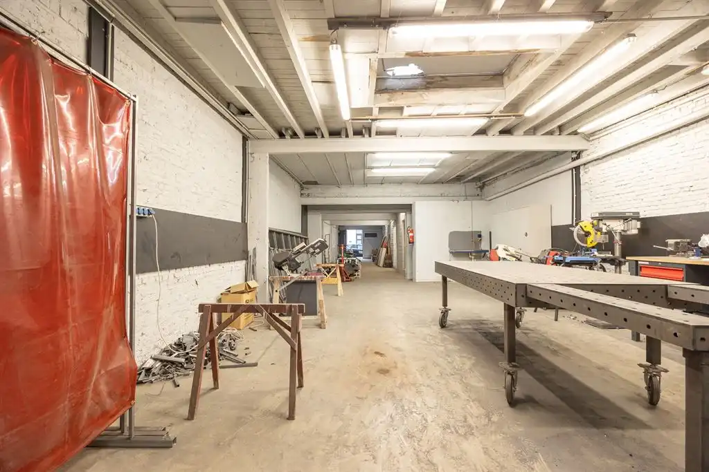 Ruim magazijn met buitenruimte foto 7