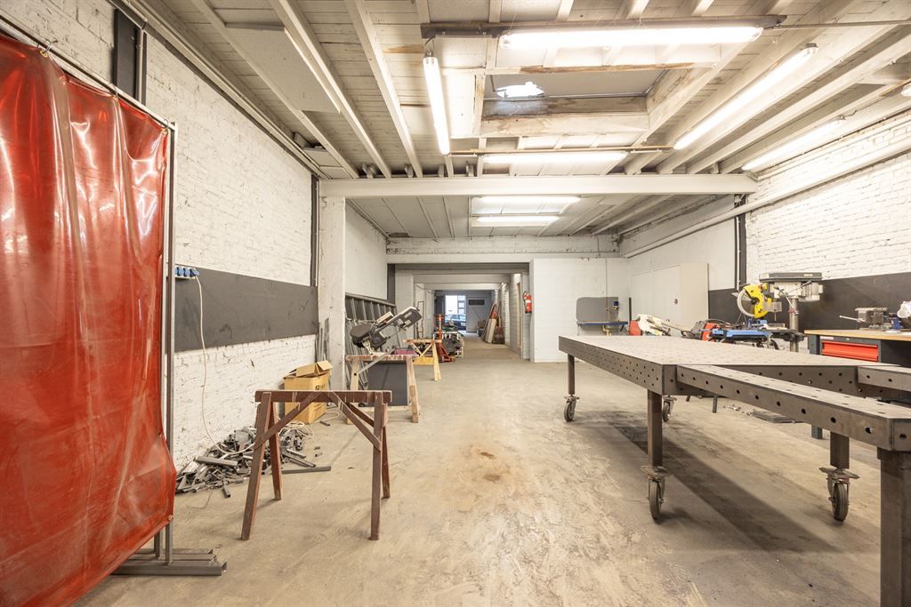 Ruim magazijn met buitenruimte foto 7