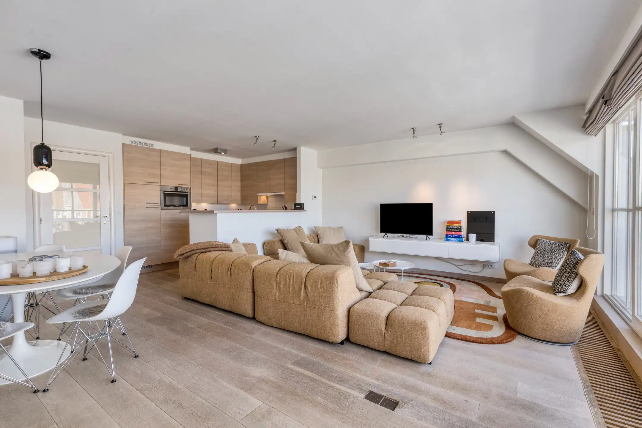 Instapklare duplex gelegen op slechts enkele passen ven het Van Bunnenplein en de zeedijk. foto 4