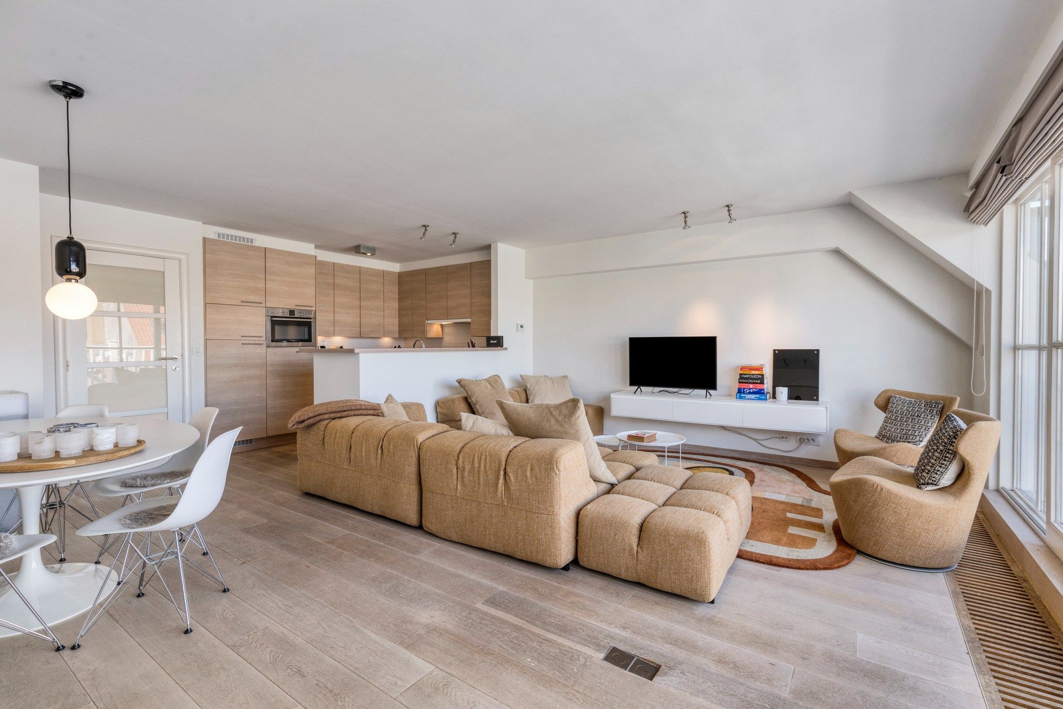 Instapklare duplex gelegen op slechts enkele passen ven het Van Bunnenplein en de zeedijk. foto 4