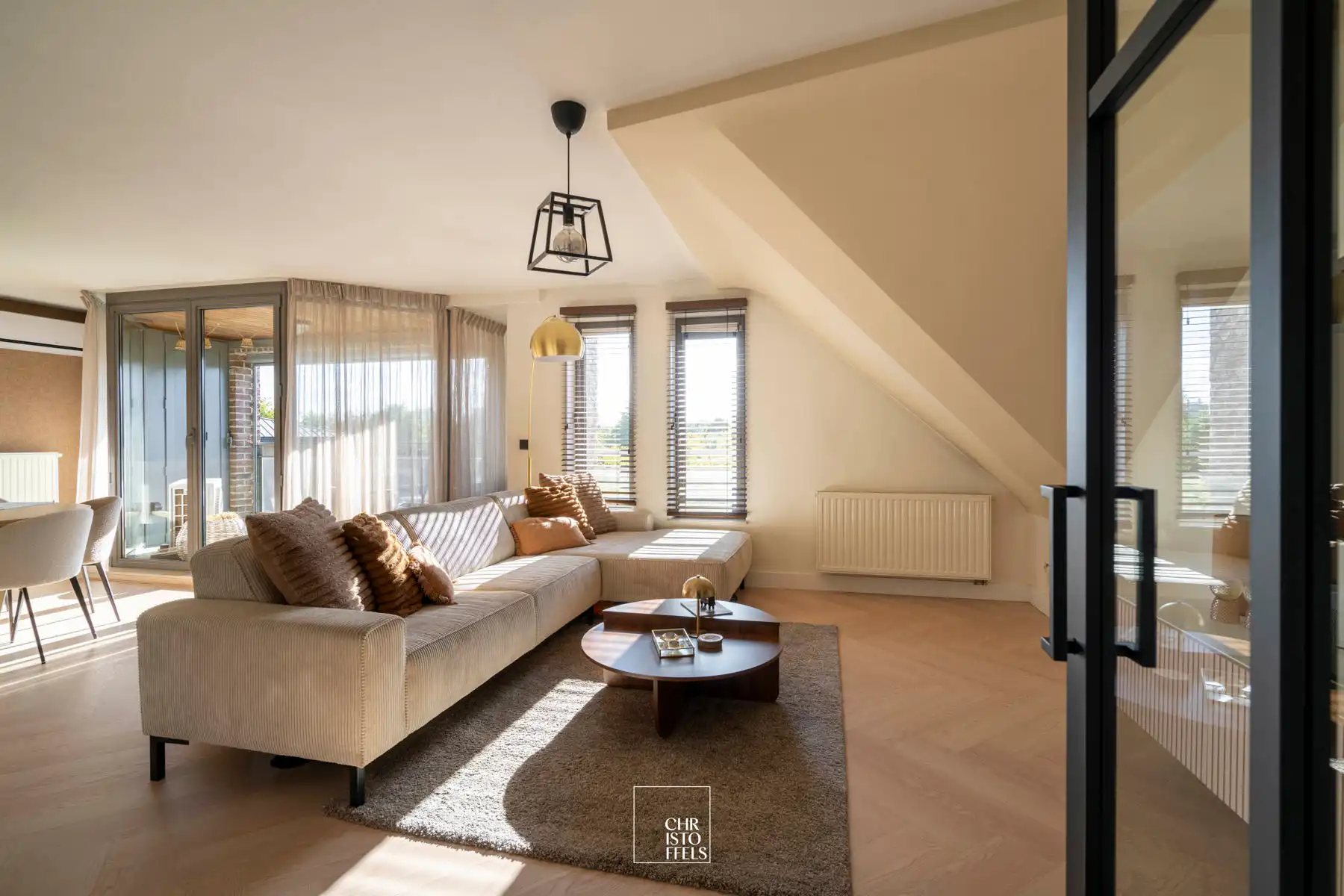 Stijlvol gerenoveerd 2-slaapkamerappartement (101m²) met garagebox in Lanaken!  foto {{pictureIndex}}