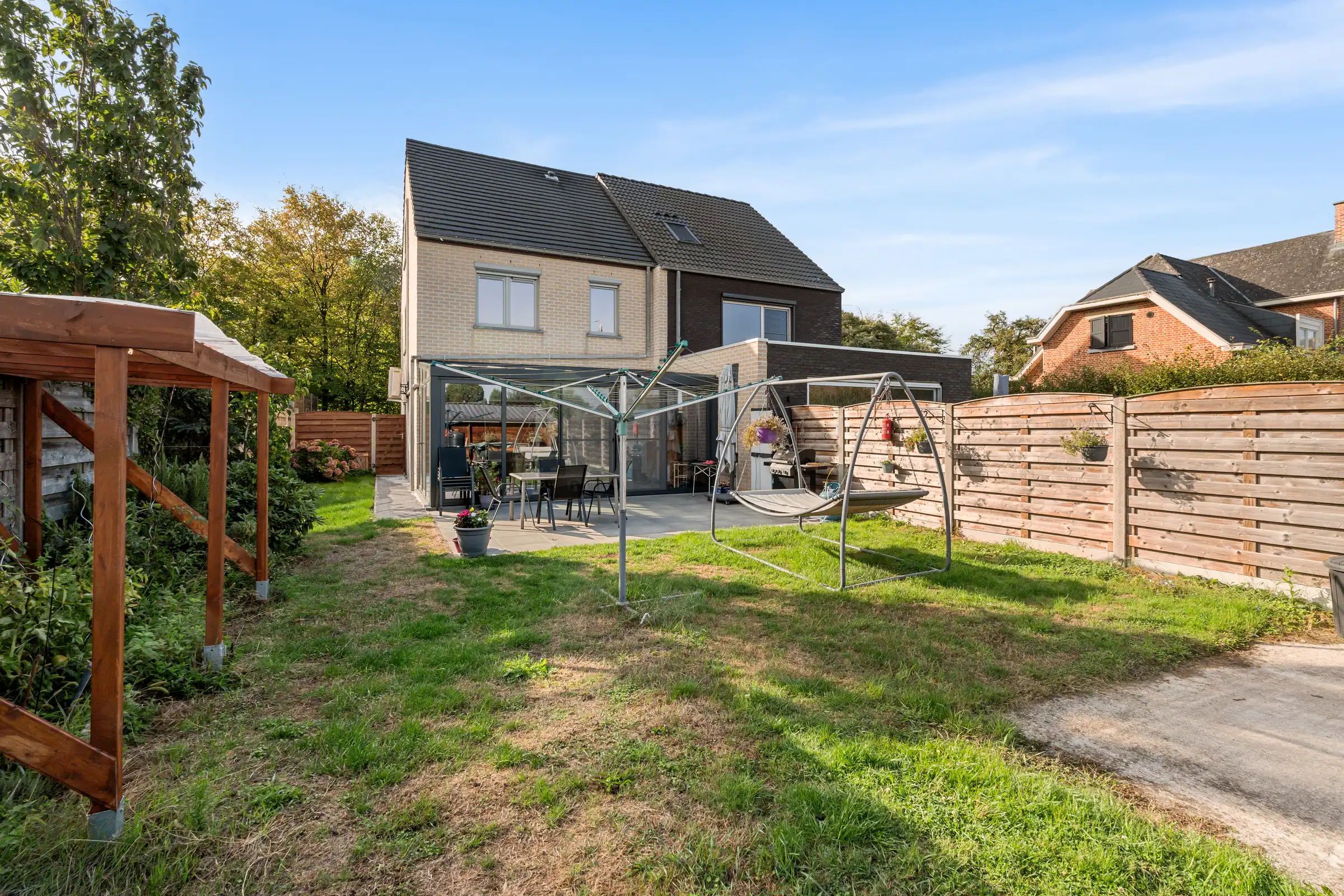 Recente half open bebouwing op gunstige locatie foto 11