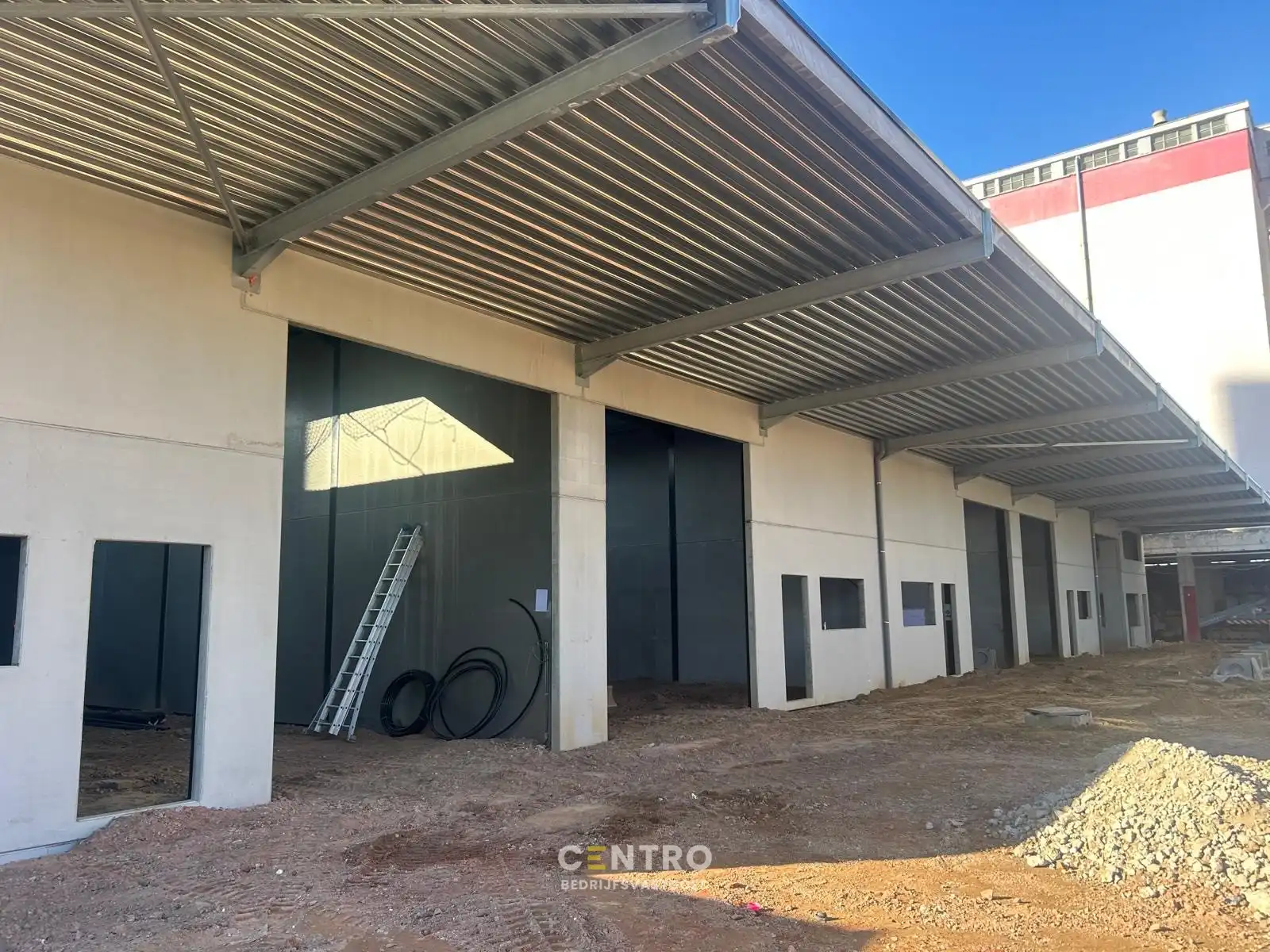 Nieuwbouw KMO-units van 220 en 245m² TE HUUR (VH van 7m, 2 parkings, aparte loopdeur en raam), te Kerkhove (Avelgem). foto 2