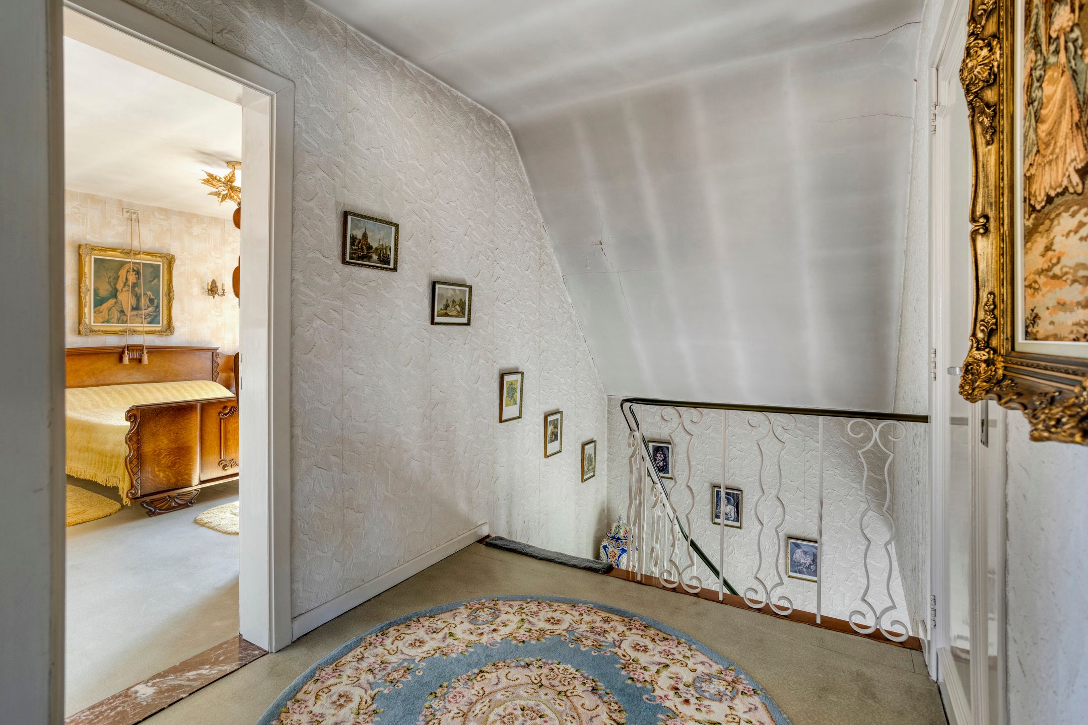 Te renoveren woning met veel potentieel foto 14