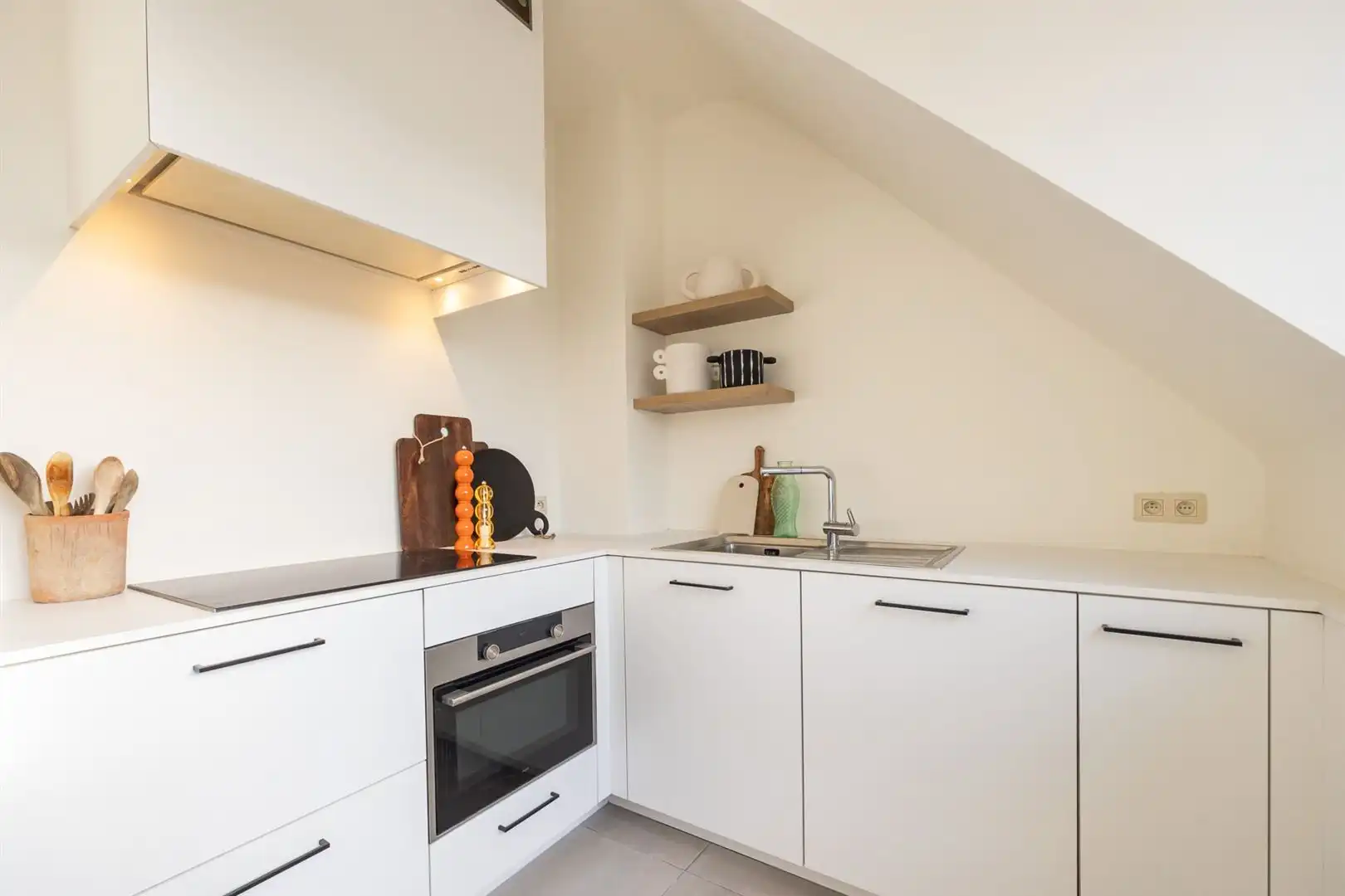 Prachtig dakappartement met 2 ruime slaapkamers te Schoonbroek.  foto 2