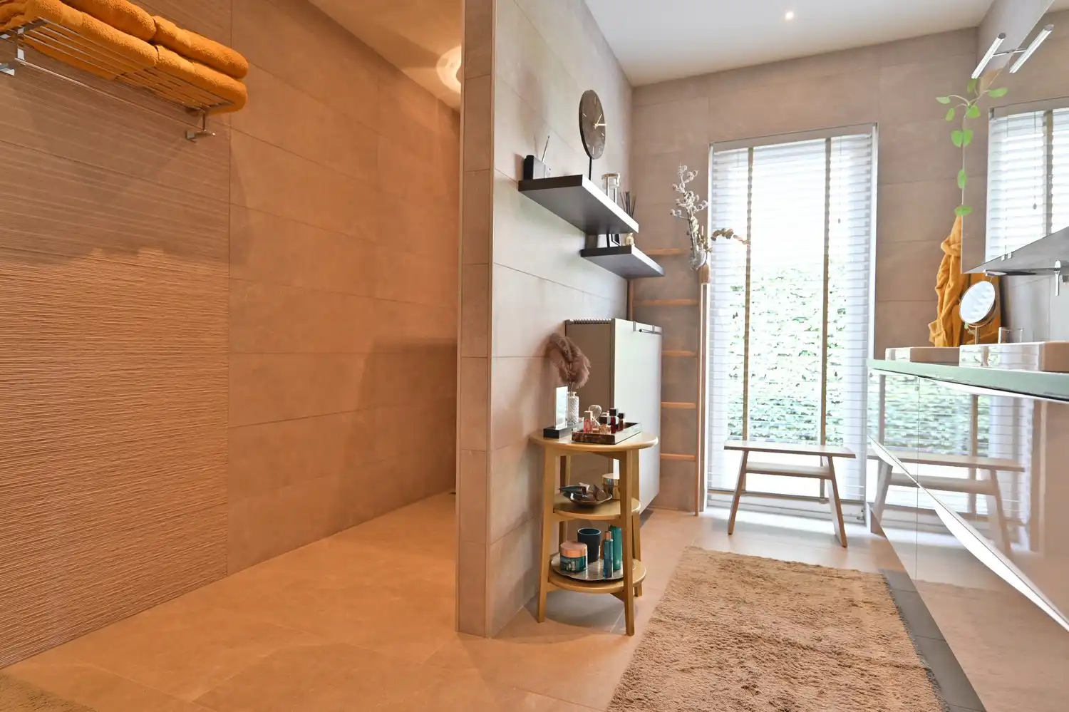 Exclusieve, compleet ingerichte bungalow op unieke bosrijke ligging, met prachtig overdekt terras en ruime kelder foto 19