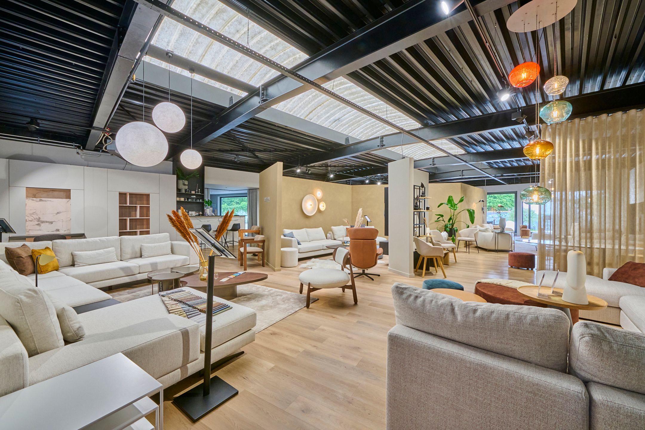 TE KOOP showroom met magazijn op top zicht locatie foto 10