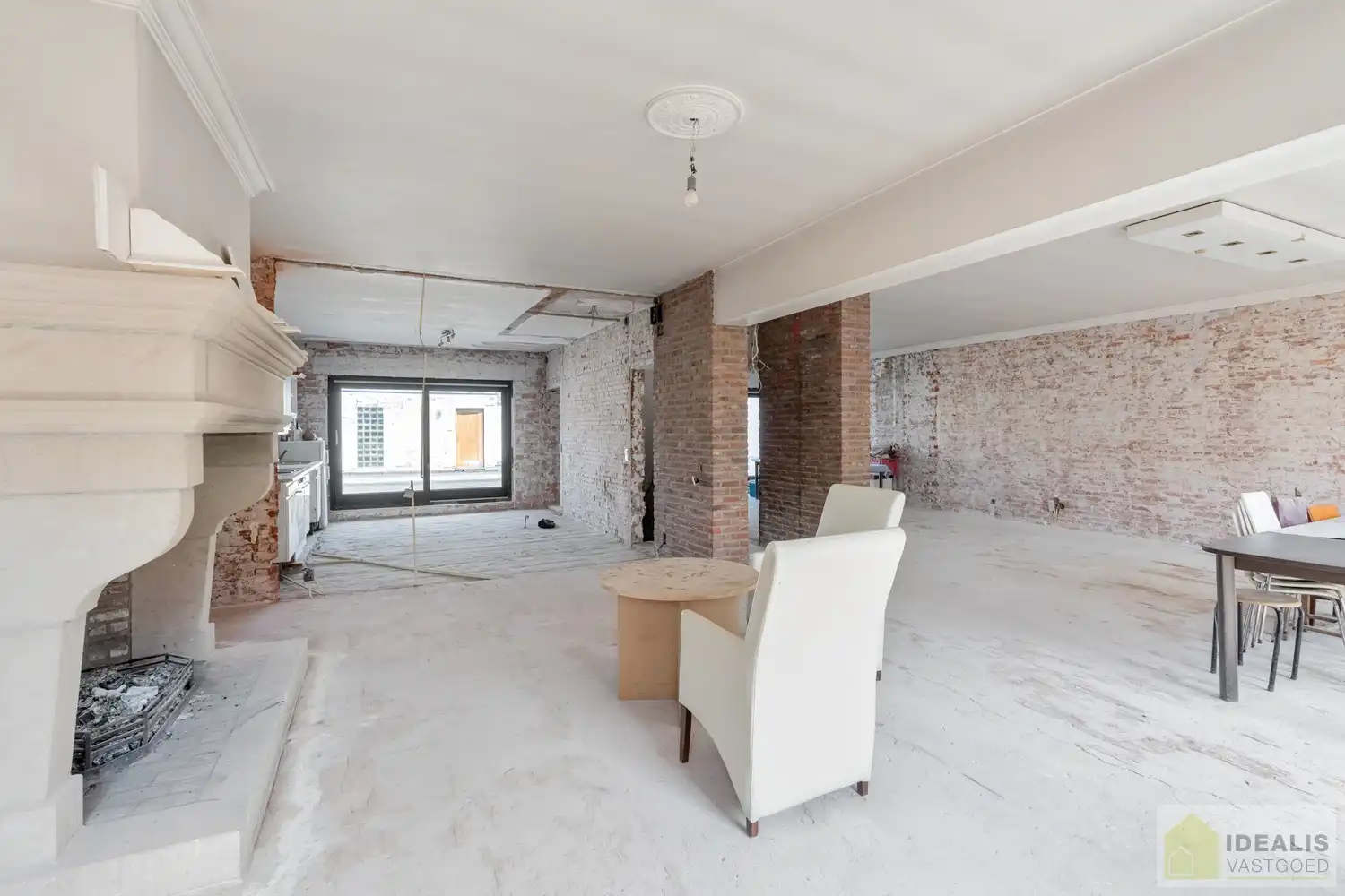 Ruim opgezet, klassevol en naar wens af te werken/ in te richten pand met winkel/kantoorruimte én uiterst ruim appartement met maar liefst 4 slaapkamers foto 11