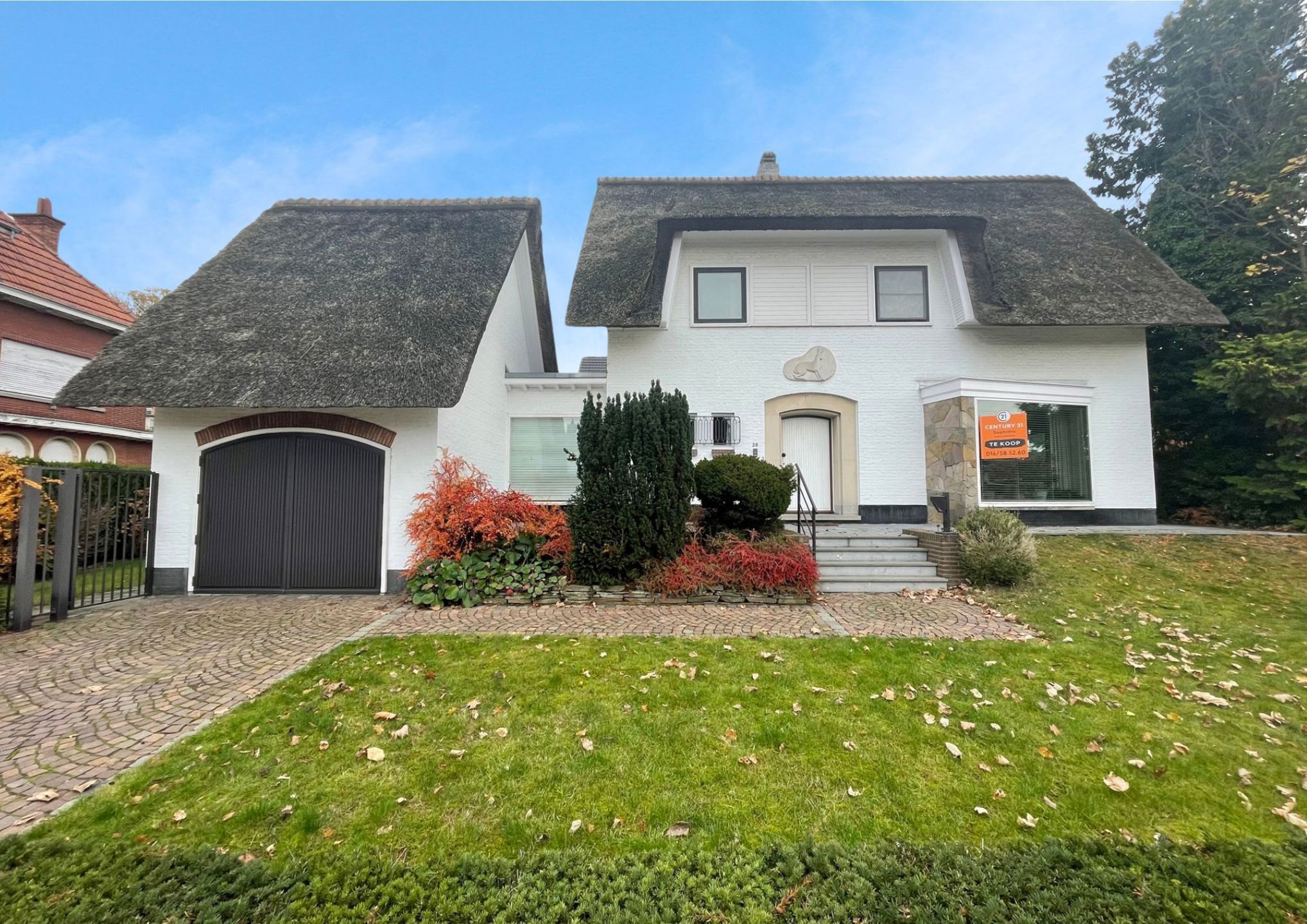 Hoofdfoto van de publicatie: prachtige villa met veel potentieel op toplocatie