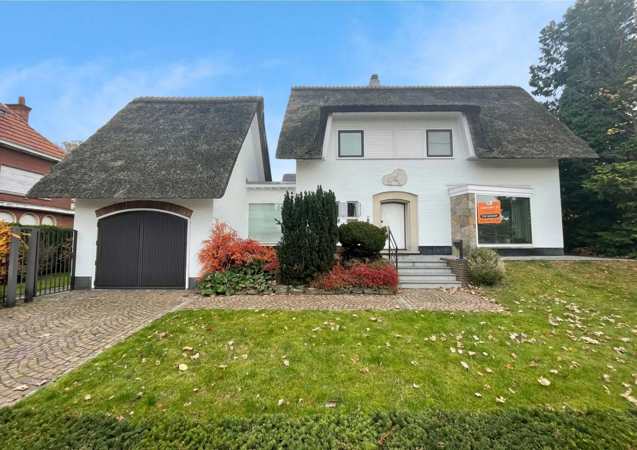 Hoofdfoto van de publicatie: prachtige villa met veel potentieel op toplocatie