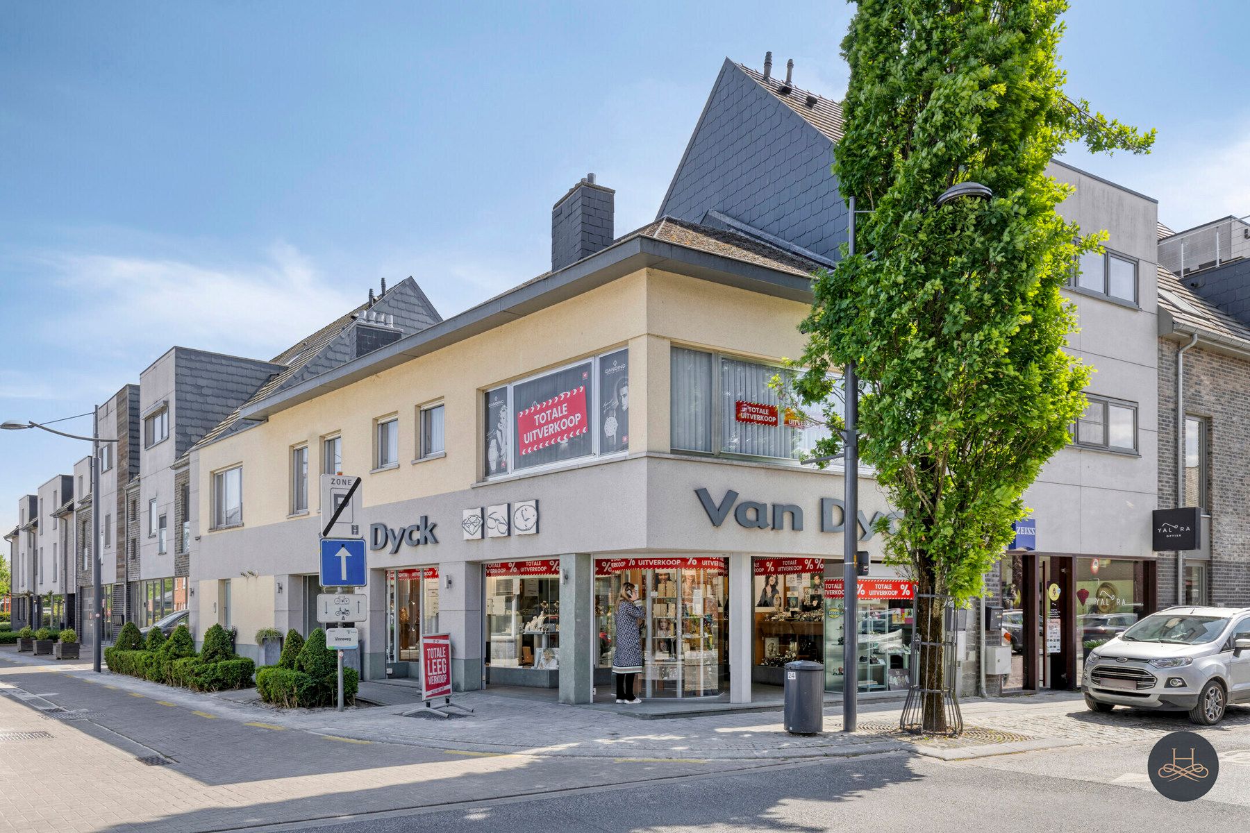 Handelspand met groot appartement in het centrum foto {{pictureIndex}}