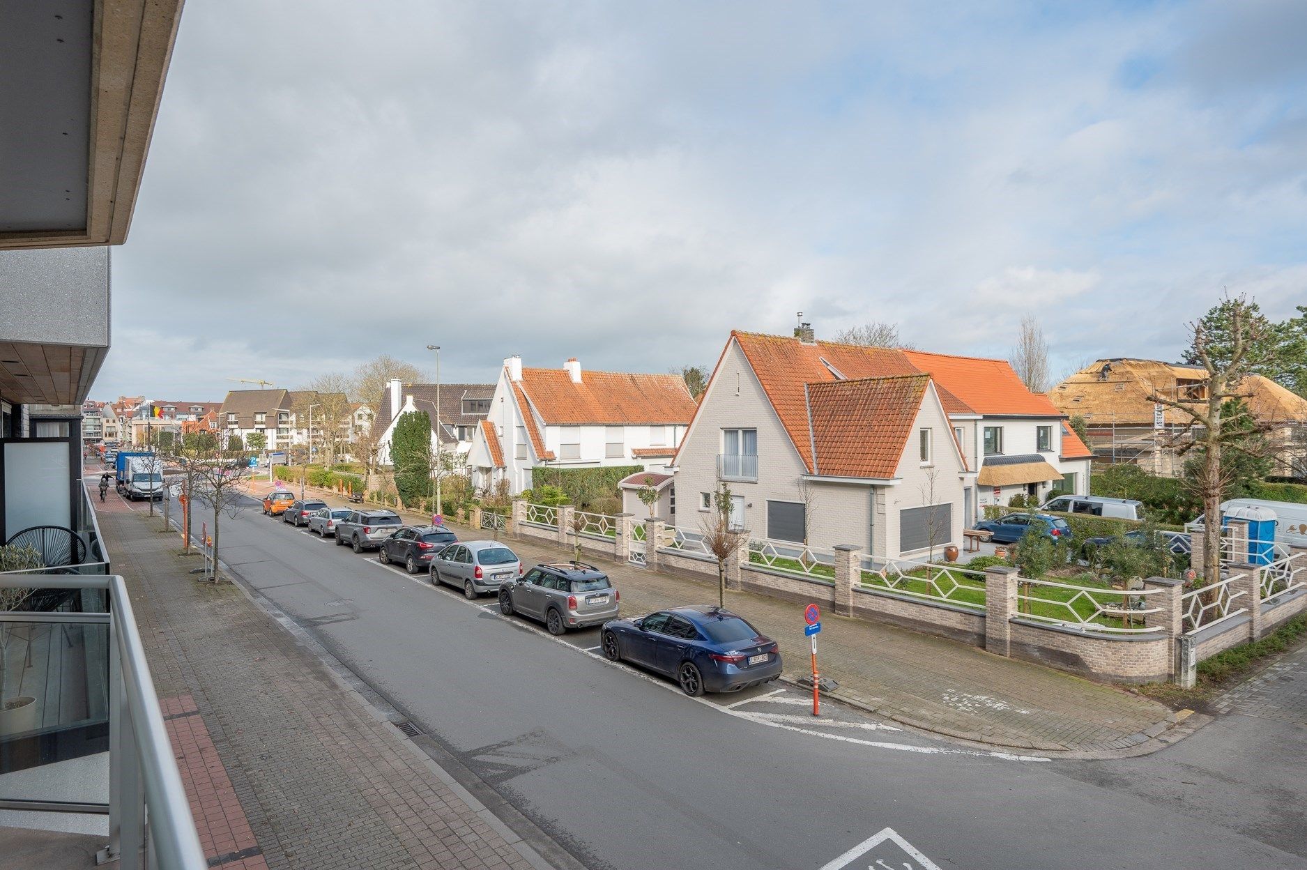 Ruim(165m2) woonappartement met mooie gevelbreedte van 10 meter en open zichten op de Piers de Raveschootlaan. Mogelijkheid tot aankoop van dubbele garagebox in foto 16