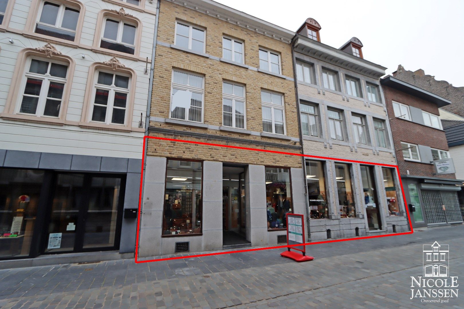Royaal gelijkvloers handelspand/kantoorruimte op toplocatie foto {{pictureIndex}}