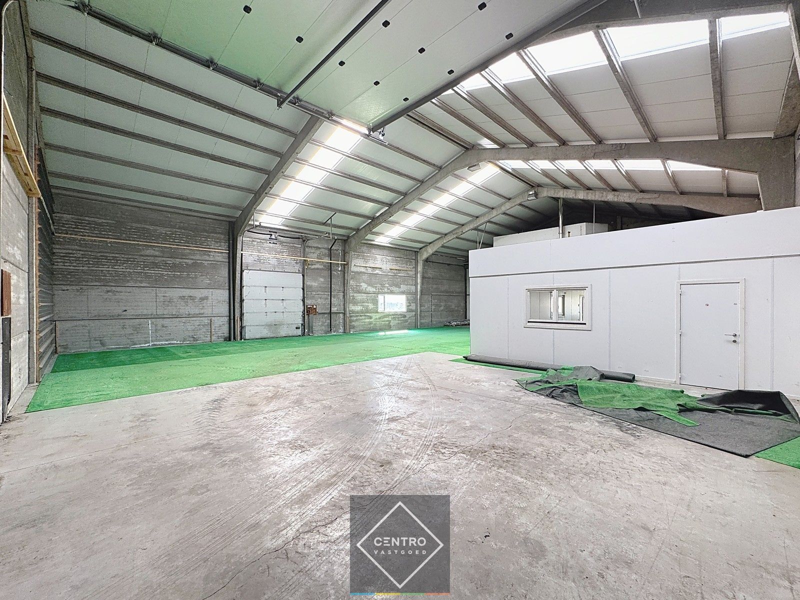 Zichtlocatie (naast B-Park): Verwarmd en goed geïsoleerd (nieuw geïsoleerd zadeldak) MAGAZIJN met geïntegreerde BURELEN en ruime PRIVATE parkeergelegenheid voor de deur. foto 8