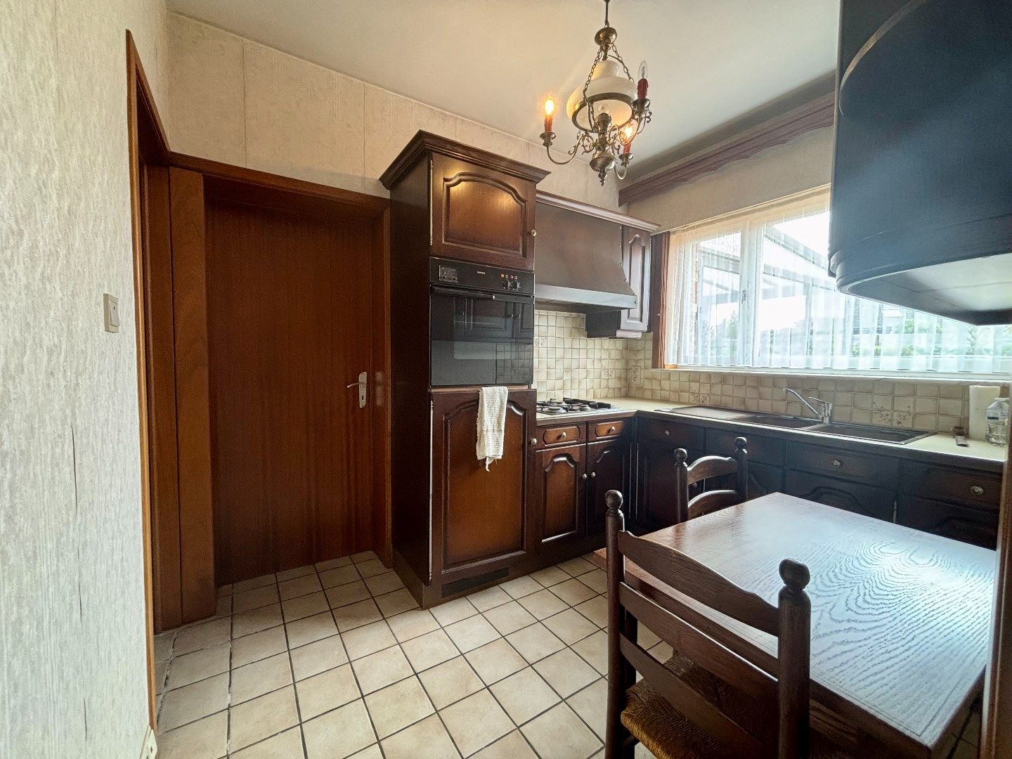 Ruime en kloeke halfopen woning met zonnige tuin. Opp:555m². foto 11