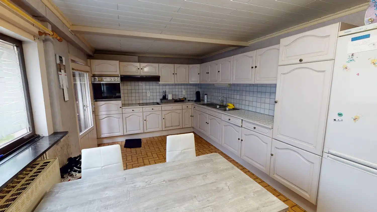 Ruime woning met 4 slaapkamers, mooie tuin en inpandige garage! foto 6