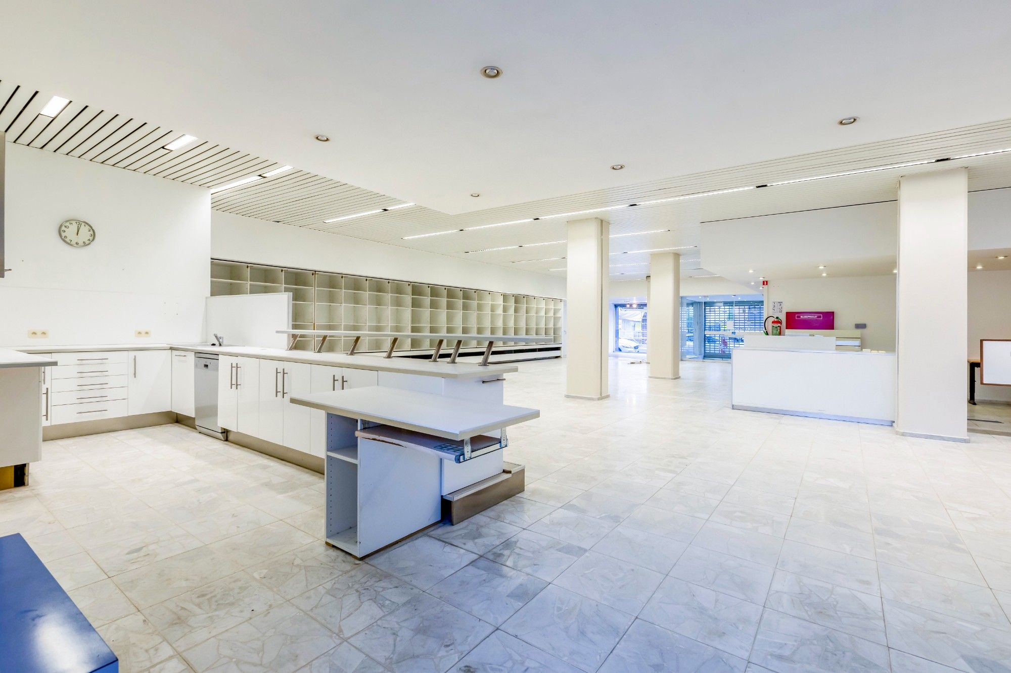 Commercieel handelsgelijkvloers met interessante straatbreedte foto 4