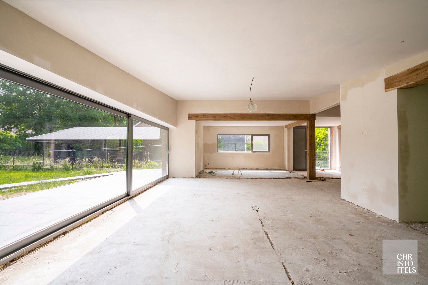 Deels gerenoveerde laagbouwvilla, residentieel gelegen in de bossen op een uitgestrekt perceel van 3.981m² foto 9