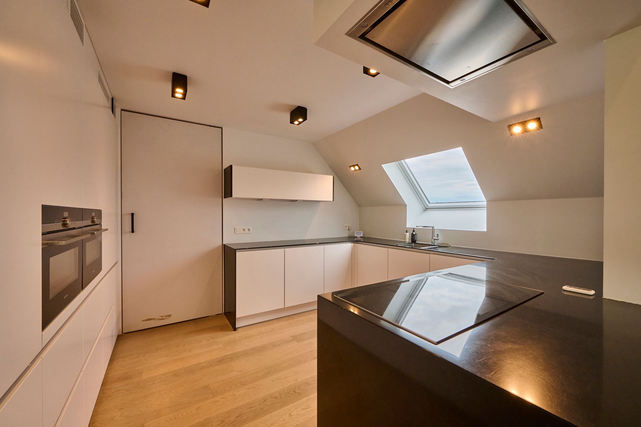 ZEER RUIM EN HOOGWAARDIG AFGWERKT APPARTEMENT IN HET CENTRUM foto 5