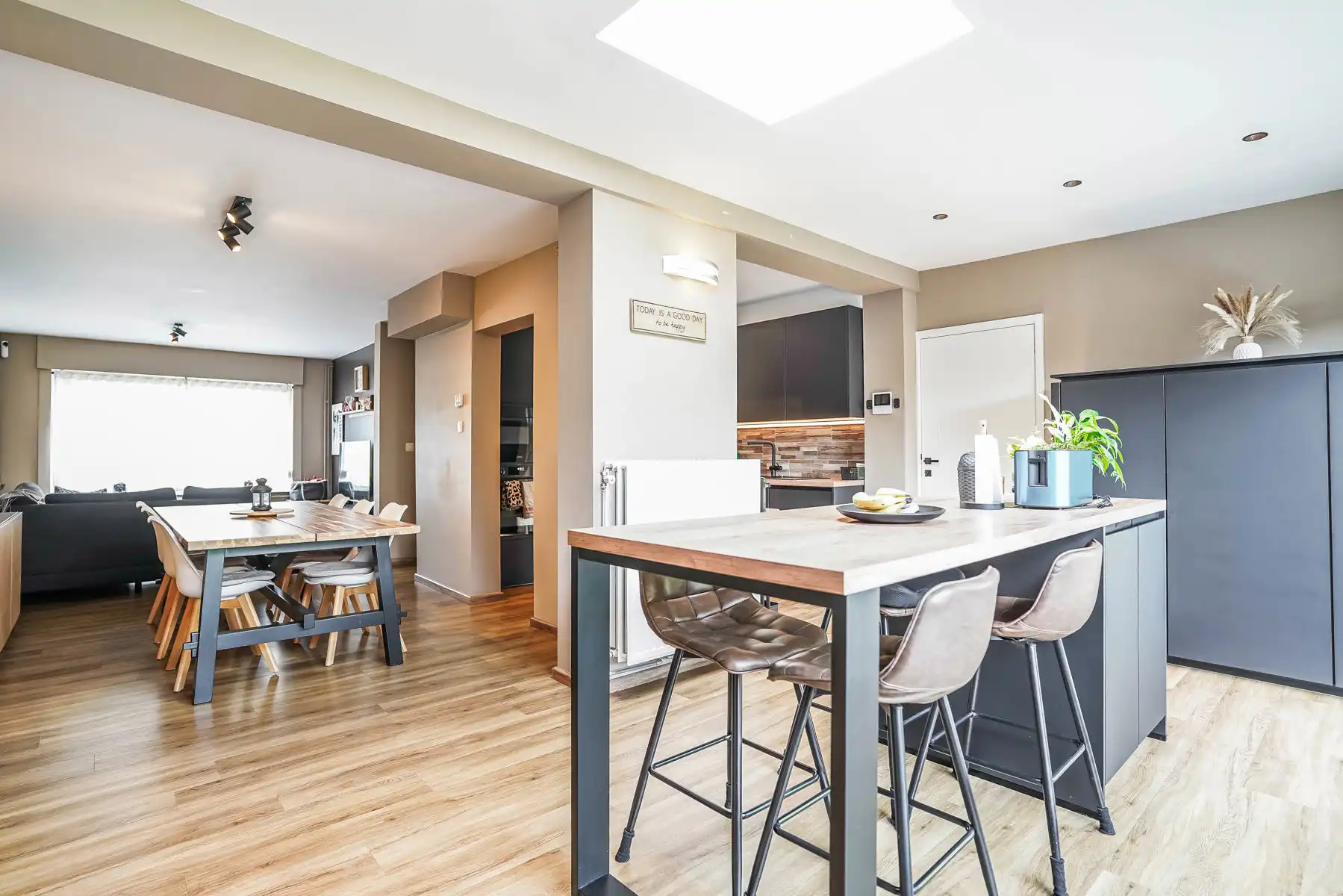 Mooi gerenoveerde & instapklare 3-gevel woning te Londerzeel foto 10