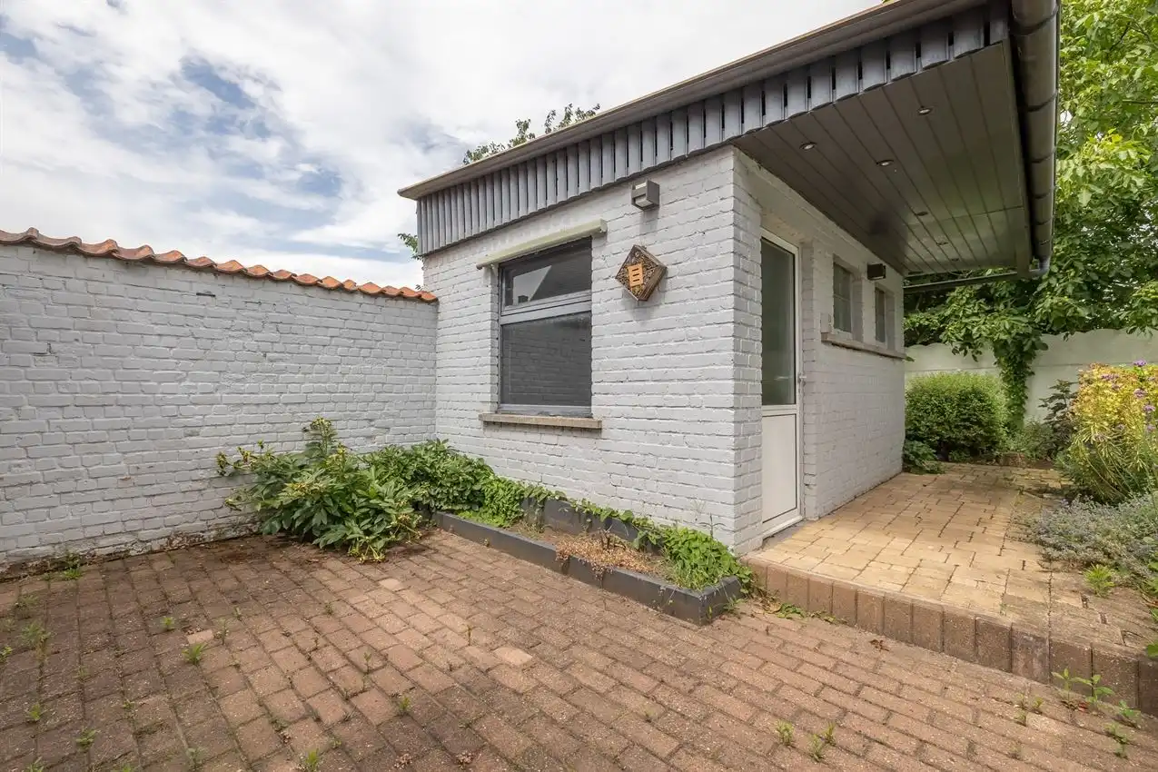 Vier slaapkamers. Twee staanplaatsen. En achteraan een verrassende buitenplek met zuiderse patio-sfeer foto 9