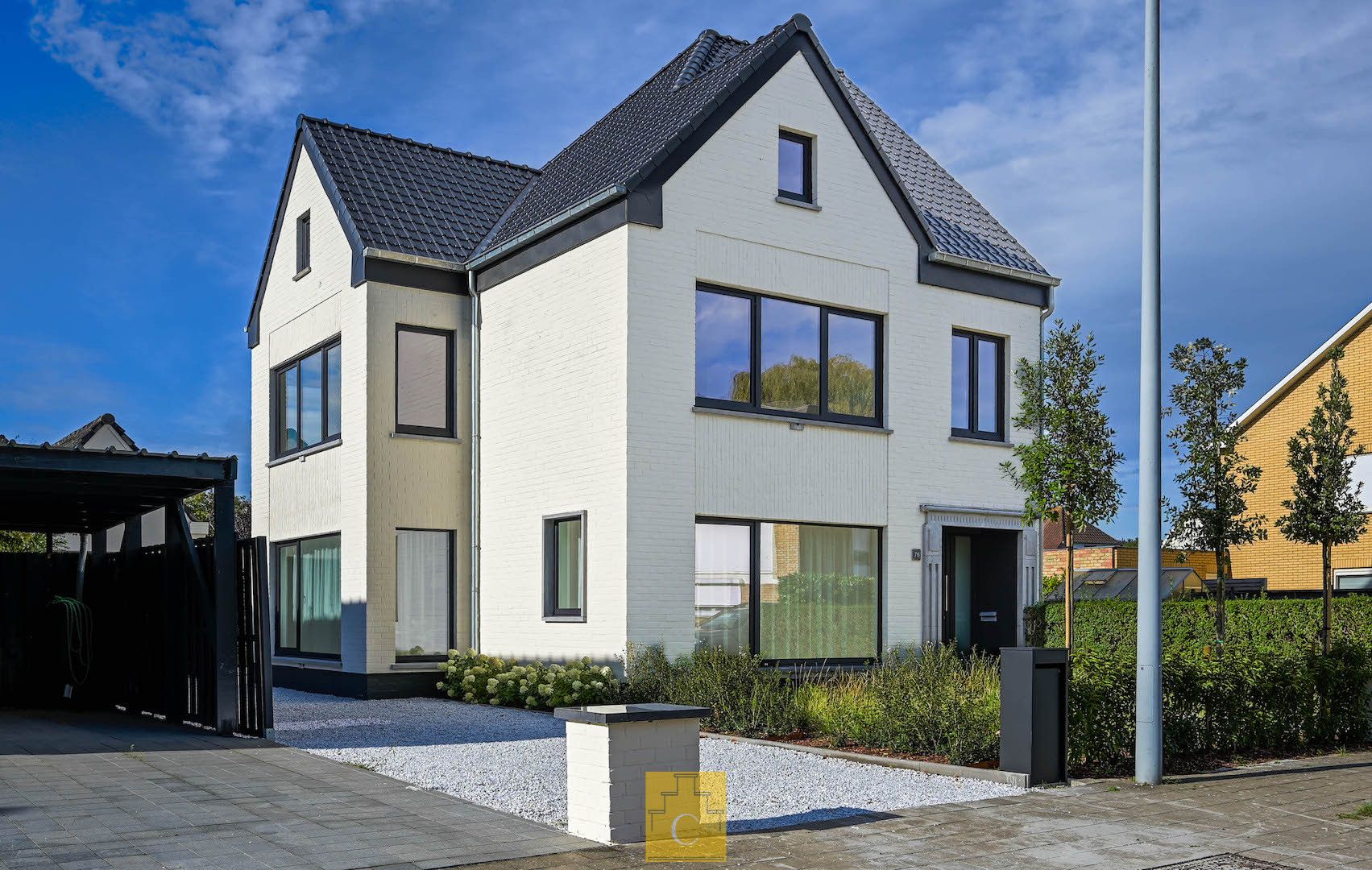 Zeer ruime en stijlvolle driegevelvilla met 3 a 4 slaapkamers, ruime garage van bijna 60m2, zonnepanelen en verzorgde tuin foto {{pictureIndex}}
