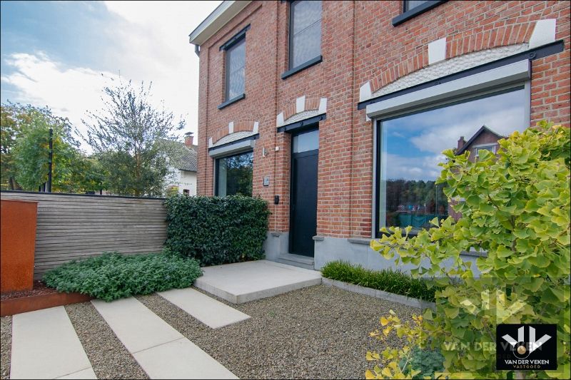 Luxueus afgewerkte en energiezuinige ruime woning met vier slaapkamers en guesthouse met tal van mogelijkheden op centrale (maar toch bosrijke!) locatie te As foto 4