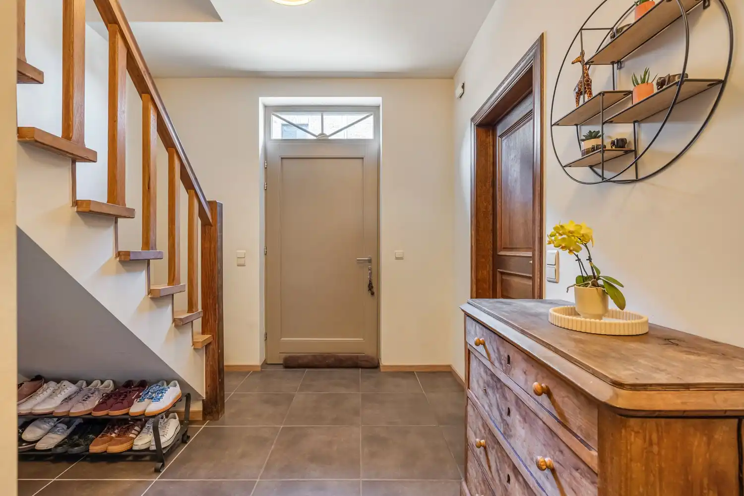 Goed gelegen, halfopen en energiezuinige woning met 3 slaapkamers, een bureau en een oprit met een garage te Kessel-Lo! foto 11