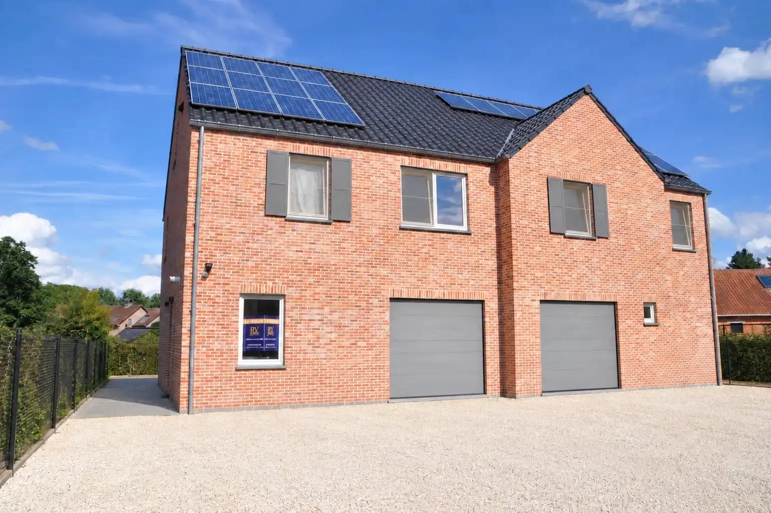 VERRASSEND RUIMEWONING MET 3 SLPK'S  MET ZONNEPANELEN OP CENTRALE LIGGING IN LUMMEN foto {{pictureIndex}}