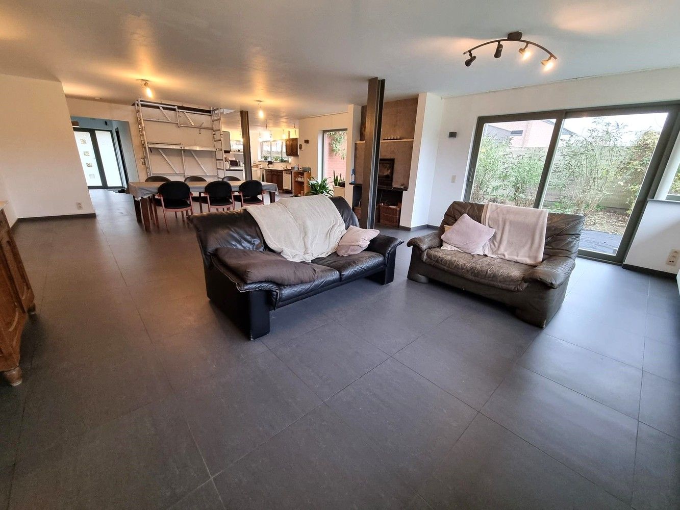 Vernieuwde woning, zeer rustig gelegen met enorm grote zolderruimte. Veel potentieel! foto 4