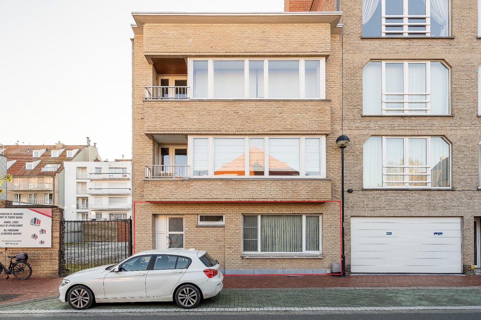 Hoofdfoto van de publicatie: Te renoveren appartement gelegen in een kleinschalige residentie in een zijstraat van de Dumortierlaan.