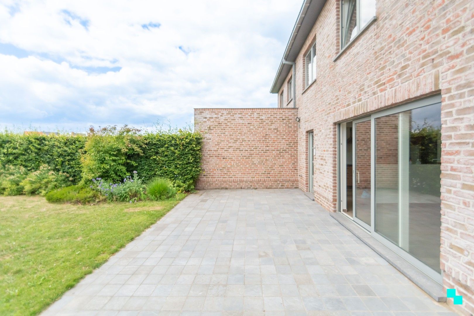 Hoogwaardige afgewerkte woning met tuin foto 26